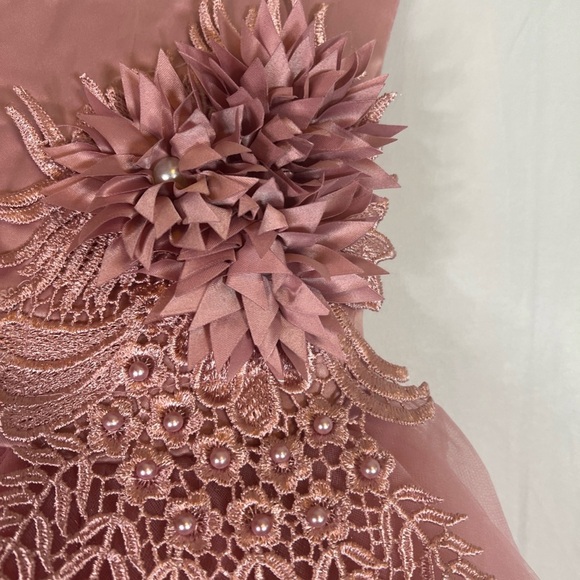 Elegant Pink Kids Dress with Floral Design - Picture 3 of 10